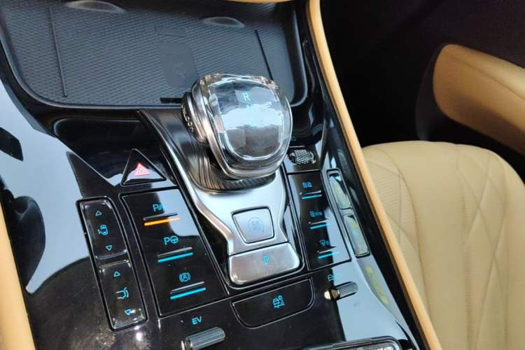 Used Denza D9 2025 DM-i Intelligent Drive 1020 Four-Wheel Drive Prestige Model Gear Lever
