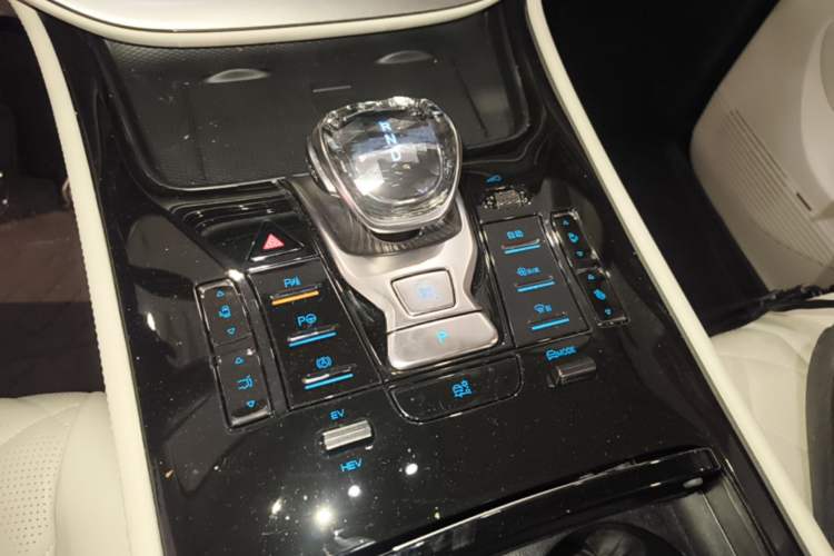 Used Denza D9 2025 DM-i Intelligent Drive 1020 Four-Wheel Drive Prestige Model Gear Lever