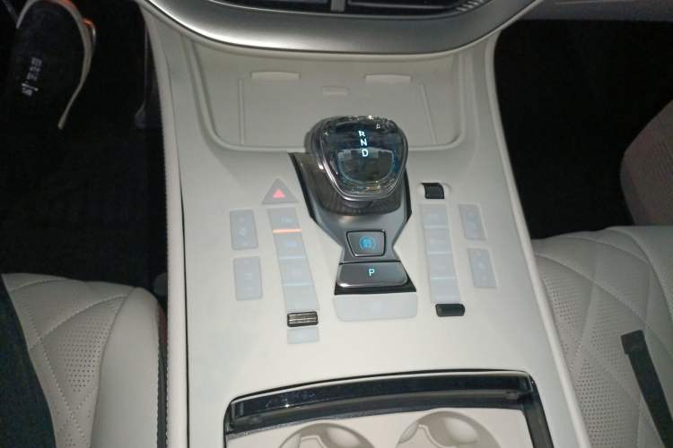 Used Denza D9 2025 DM-i Intelligent Drive 1020 Four-Wheel Drive Prestige Model Gear Lever