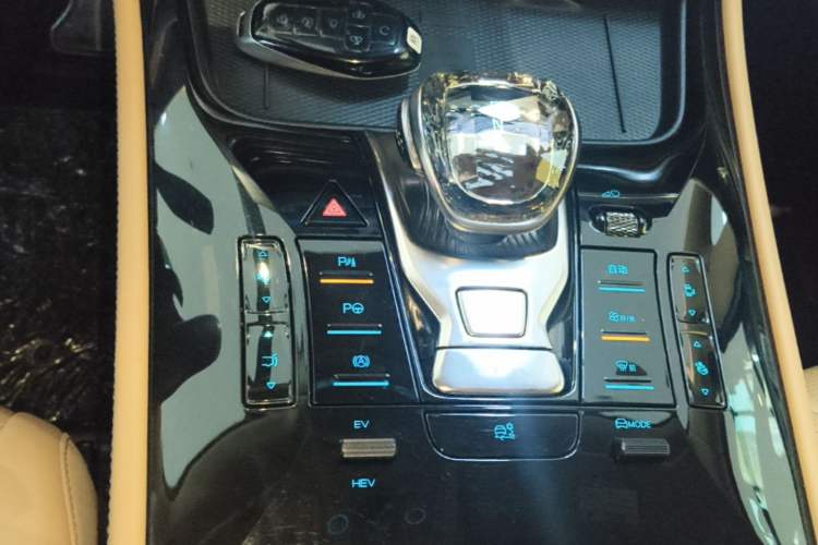 Used Denza D9 2025 DM-i Intelligent Drive 1020 Four-Wheel Drive Prestige Model Gear Lever