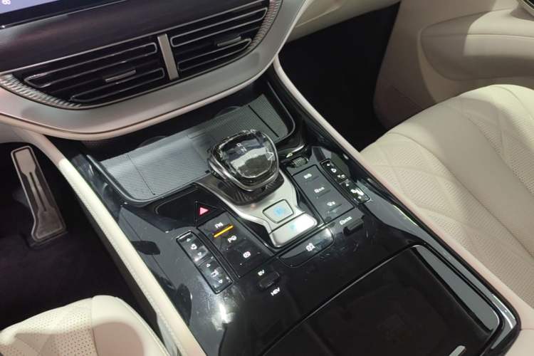 Used Denza D9 2025 DM-i Intelligent Drive 1020 Four-Wheel Drive Flagship Model Gear Lever