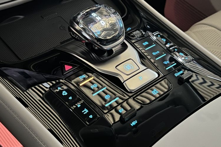 Used Denza D9 2025 DM-i Intelligent Drive 1020 Four-Wheel Drive Prestige Model Interior 12