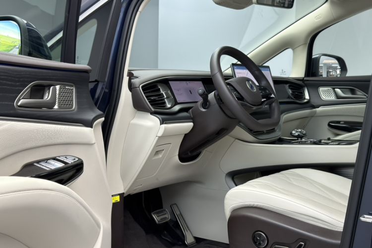 Used Denza D9 2025 DM-i Intelligent Drive 1020 Four-Wheel Drive Flagship Model Interior 2