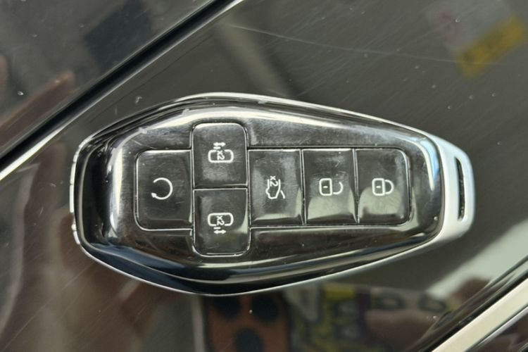 Used Denza D9 2025 DM-i Intelligent Drive 1020 Four-Wheel Drive Flagship Model Interior 5