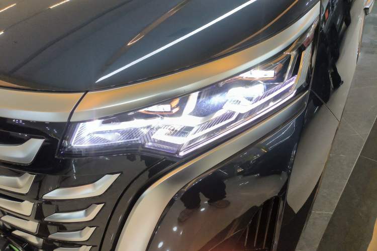 Used Denza D9 2025 DM-i Smart Drive 1020 Four-Wheel Drive Deluxe Model Left Front Headlight