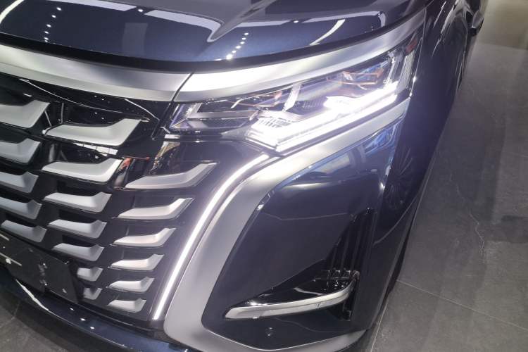 Used Denza D9 2025 DM-i Intelligent Drive 1020 Four-Wheel Drive Flagship Model Left Front Headlight