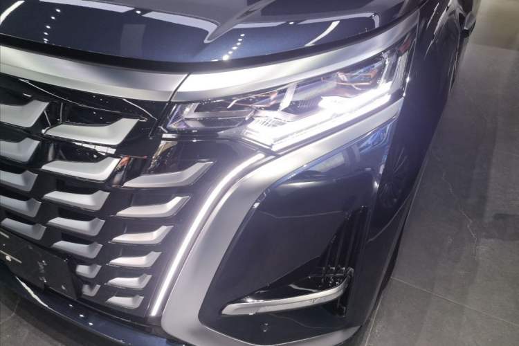 Used Denza D9 2025 DM-i Intelligent Drive 1020 Four-Wheel Drive Flagship Model Left Front Headlight