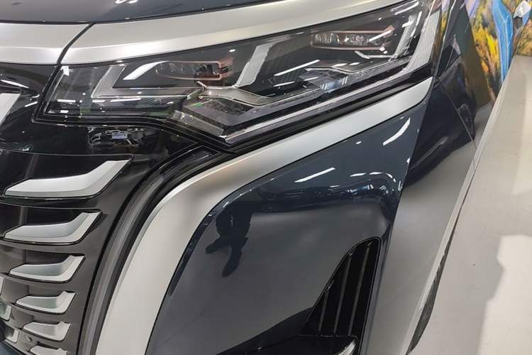 Used Denza D9 2025 DM-i Intelligent Drive 1020 Four-Wheel Drive Flagship Model Left Front Headlight