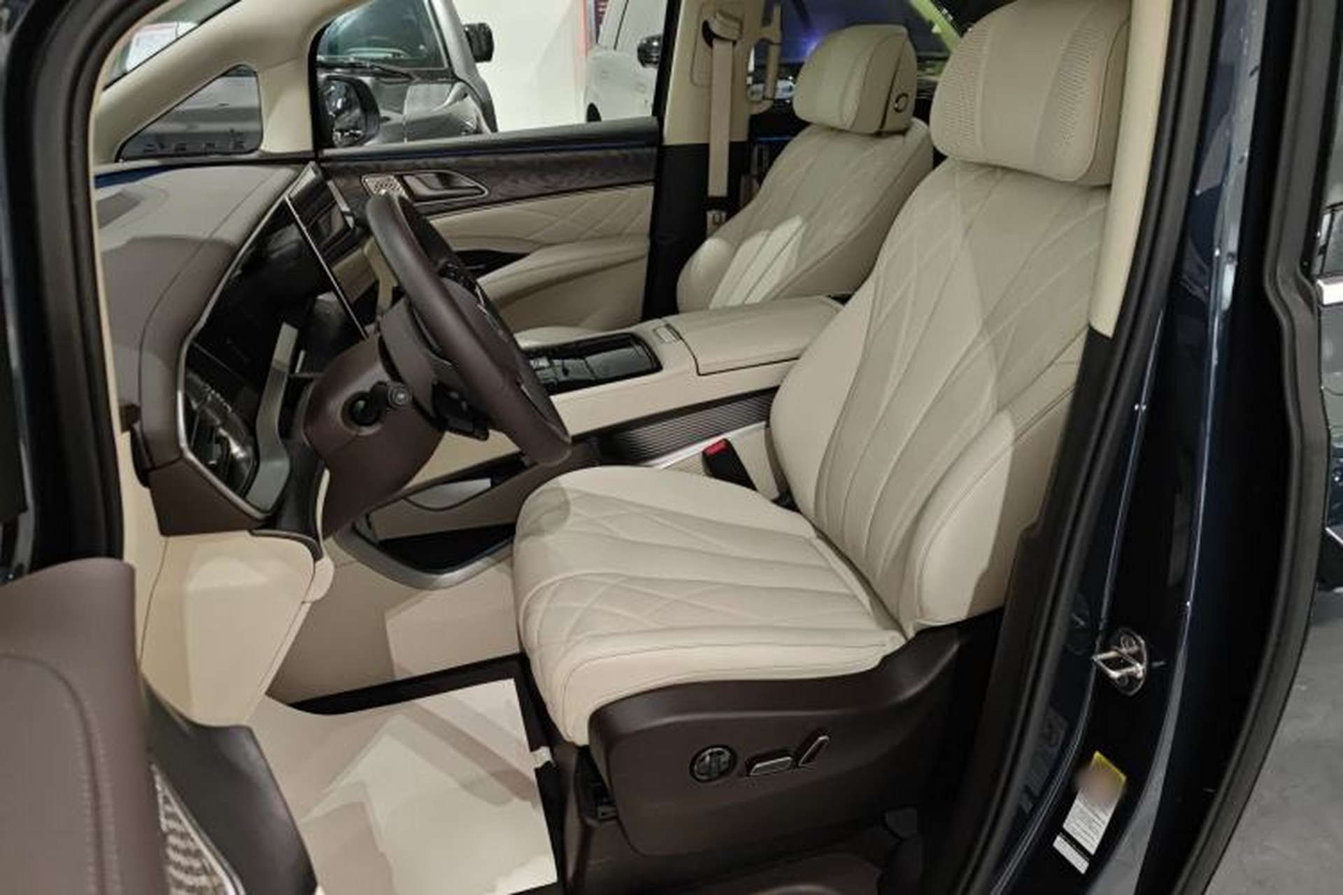 Used Denza D9 2025 DM-i Intelligent Drive 1020 Four-Wheel Drive Prestige Model Left Front Seat