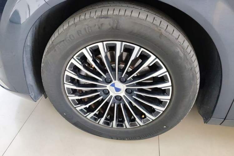Used Denza D9 2025 DM-i Intelligent Drive 1020 Four-Wheel Drive Prestige Model Left Front Wheel Hub