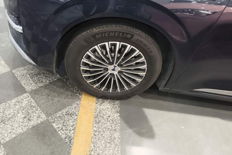 Used Denza D9 2025 DM-i Intelligent Drive 1020 Four-Wheel Drive Prestige Model Left Front Wheel Hub