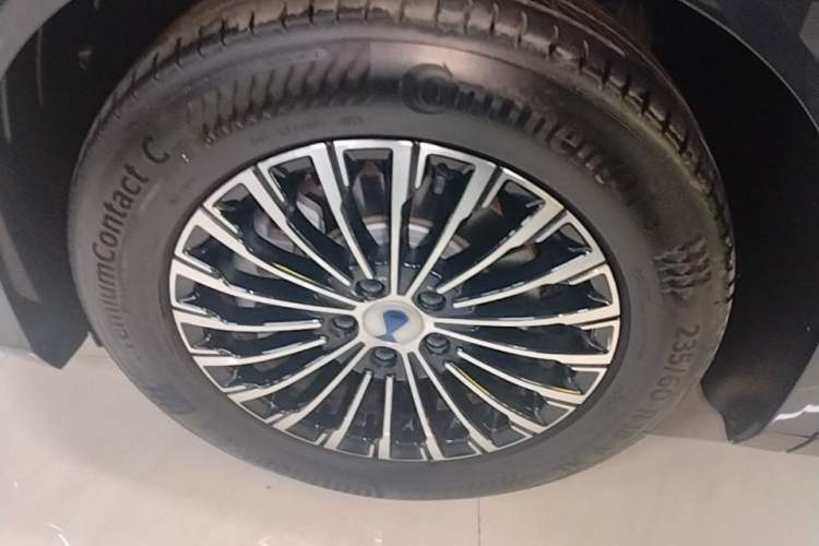 Used Denza D9 2025 DM-i Intelligent Drive 1020 Four-Wheel Drive Flagship Model Left Front Wheel Hub