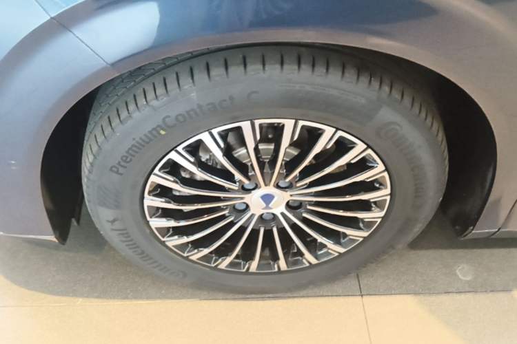 Used Denza D9 2025 DM-i Intelligent Drive 1020 Four-Wheel Drive Prestige Model Left Front Wheel Hub