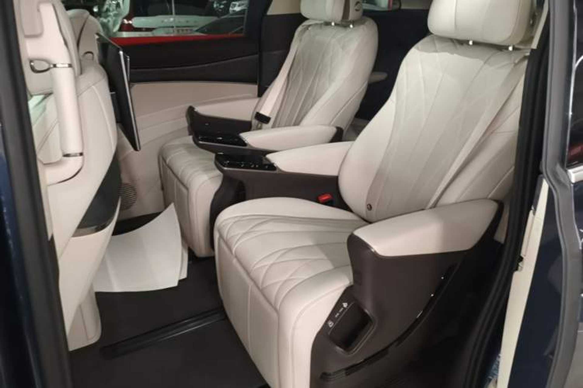 Used Denza D9 2025 DM-i Intelligent Drive 1020 Four-Wheel Drive Prestige Model Left Rear Seat