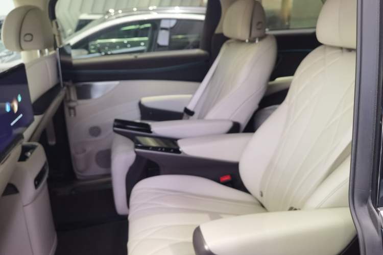 Used Denza D9 2025 DM-i Intelligent Drive 1020 Four-Wheel Drive Flagship Model Left Rear Seat