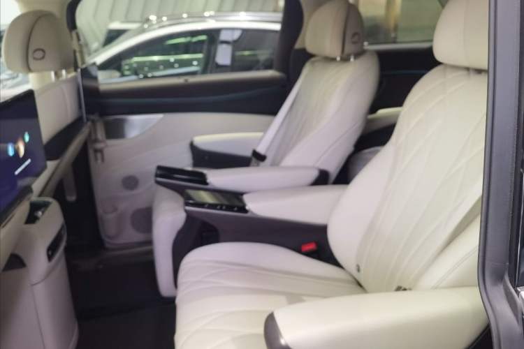 Used Denza D9 2025 DM-i Intelligent Drive 1020 Four-Wheel Drive Flagship Model Left Rear Seat