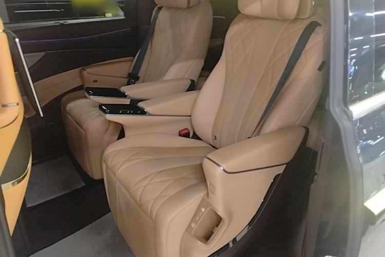 Used Denza D9 2025 DM-i Intelligent Drive 1020 Four-Wheel Drive Flagship Model Left Rear Seat