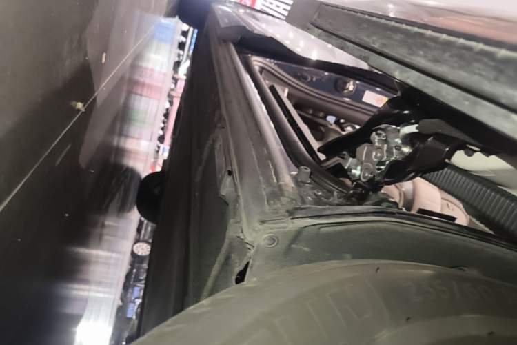 Used Denza D9 2025 DM-i Intelligent Drive 1020 Four-Wheel Drive Prestige Model Left Side Sill