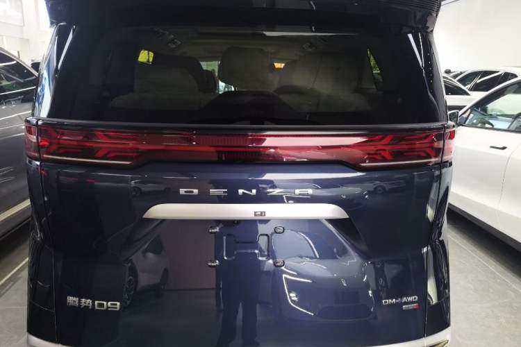 Used Denza D9 2025 DM-i Intelligent Drive 1020 Four-Wheel Drive Flagship Model Rear
