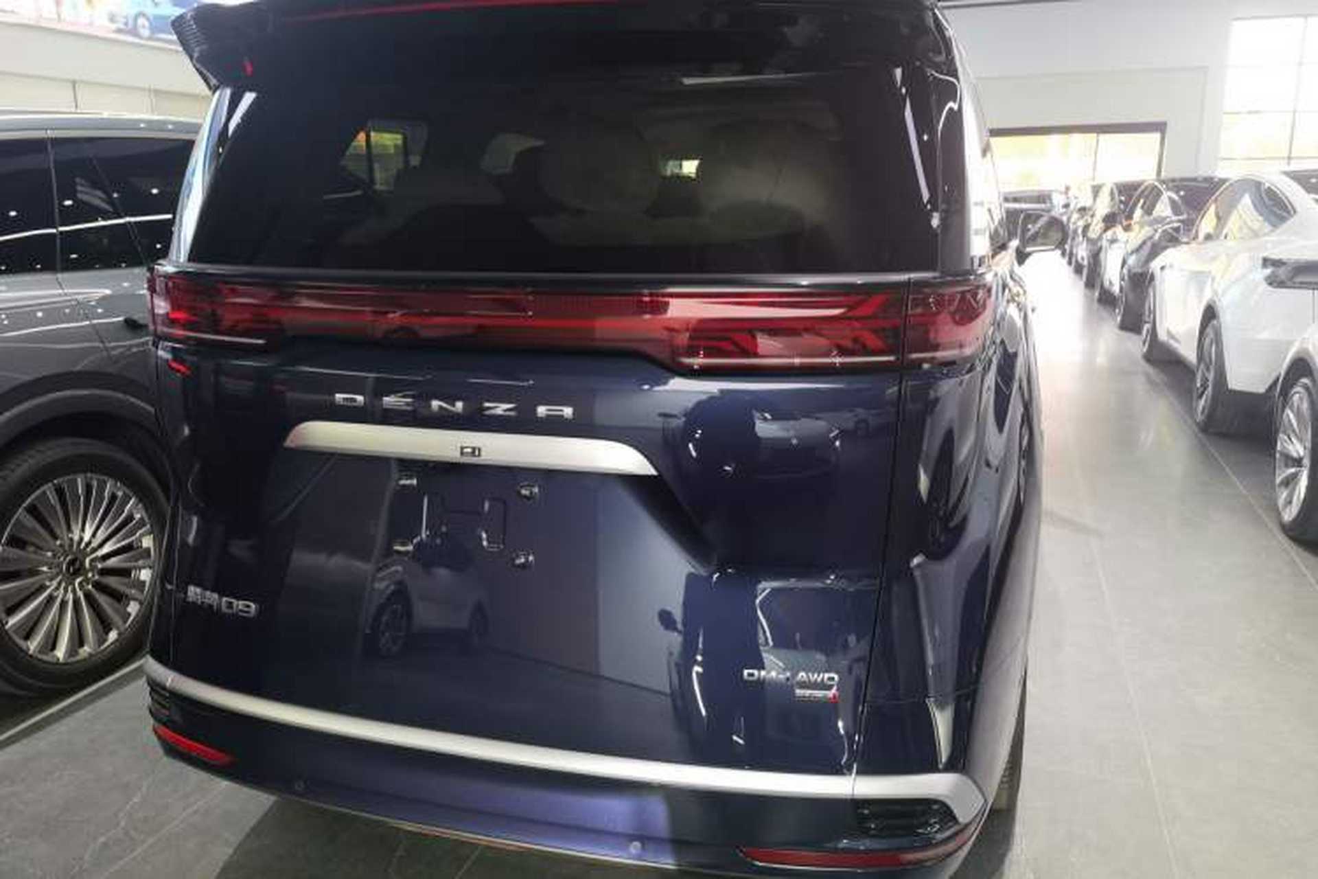 Used Denza D9 2025 DM-i Intelligent Drive 1020 Four-Wheel Drive Flagship Model Rear Right 45 Deg