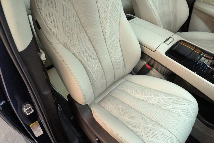 Used Denza D9 2025 DM-i Smart Drive 1020 Four-Wheel Drive Deluxe Model Right Front Seat