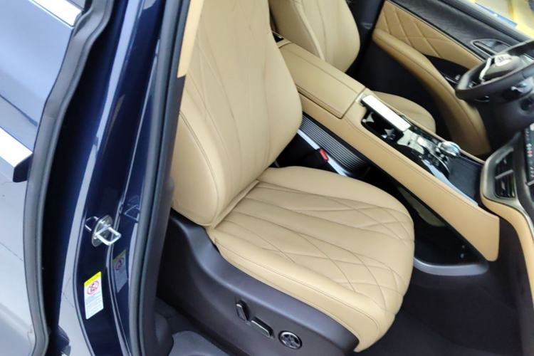 Used Denza D9 2025 DM-i Intelligent Drive 1020 Four-Wheel Drive Prestige Model Right Front Seat