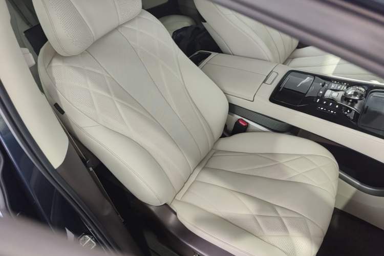 Used Denza D9 2025 DM-i Intelligent Drive 1020 Four-Wheel Drive Flagship Model Right Front Seat