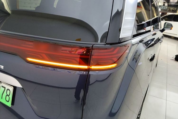 Used Denza D9 2025 DM-i Intelligent Drive 1020 Four-Wheel Drive Prestige Model Right Rear Taillight