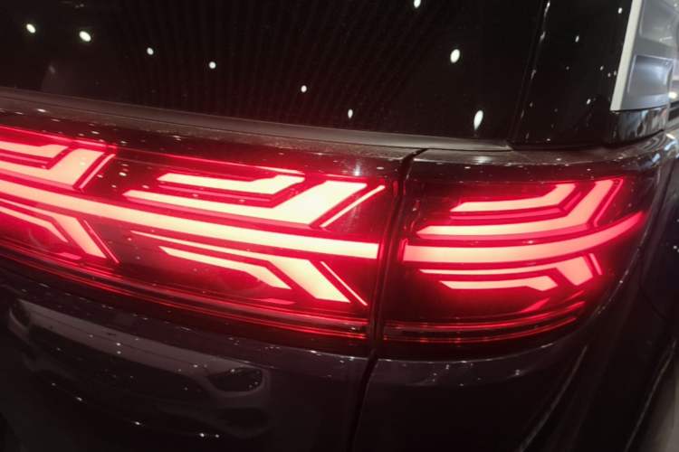 Used Denza D9 2025 DM-i Intelligent Drive 1020 Four-Wheel Drive Prestige Model Right Rear Taillight