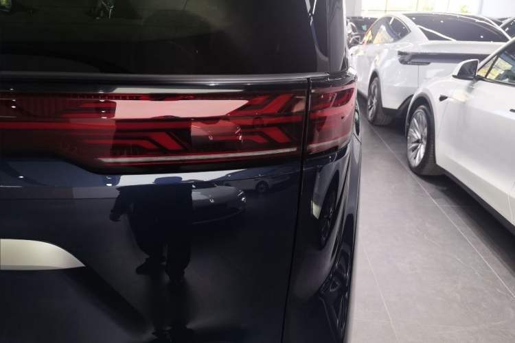 Used Denza D9 2025 DM-i Intelligent Drive 1020 Four-Wheel Drive Flagship Model Right Rear Taillight