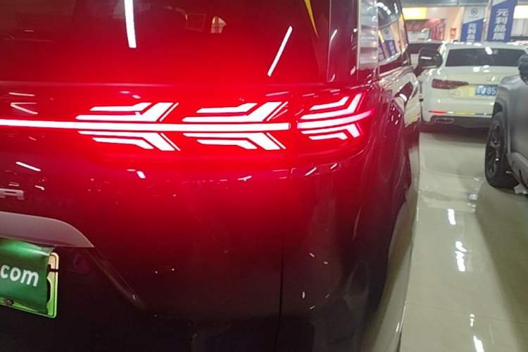 Used Denza D9 2025 DM-i Intelligent Drive 1020 Four-Wheel Drive Flagship Model Right Rear Taillight