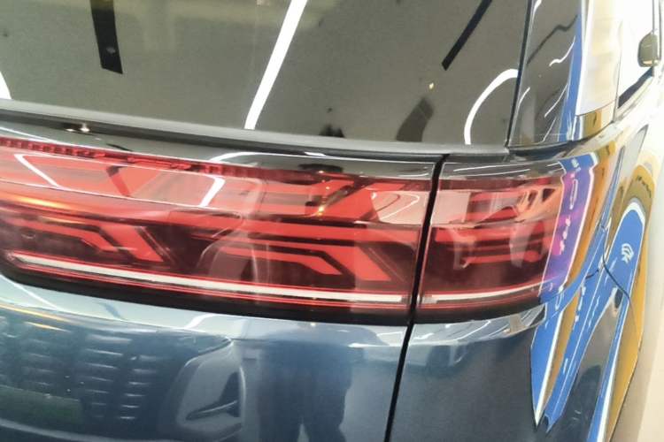 Used Denza D9 2025 DM-i Intelligent Drive 1020 Four-Wheel Drive Prestige Model Right Rear Taillight