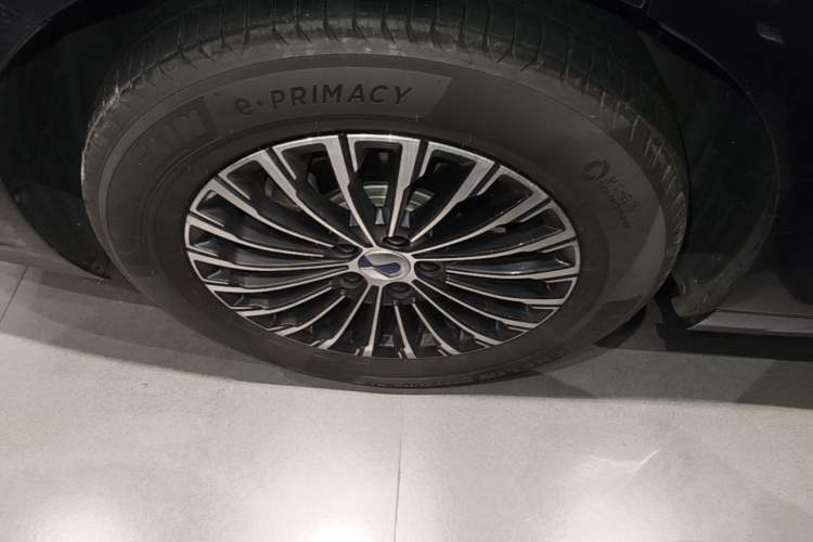 Used Denza D9 2025 DM-i Intelligent Drive 1020 Four-Wheel Drive Prestige Model Right Rear Wheel Hub