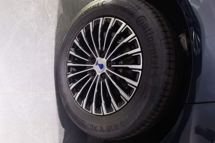 Used Denza D9 2025 DM-i Intelligent Drive 1020 Four-Wheel Drive Flagship Model Right Rear Wheel Hub