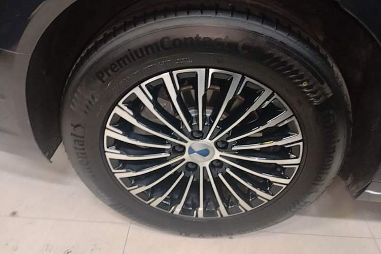 Used Denza D9 2025 DM-i Intelligent Drive 1020 Four-Wheel Drive Flagship Model Right Rear Wheel Hub