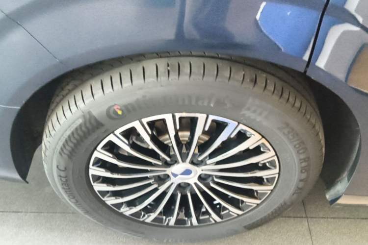 Used Denza D9 2025 DM-i Intelligent Drive 1020 Four-Wheel Drive Prestige Model Right Rear Wheel Hub