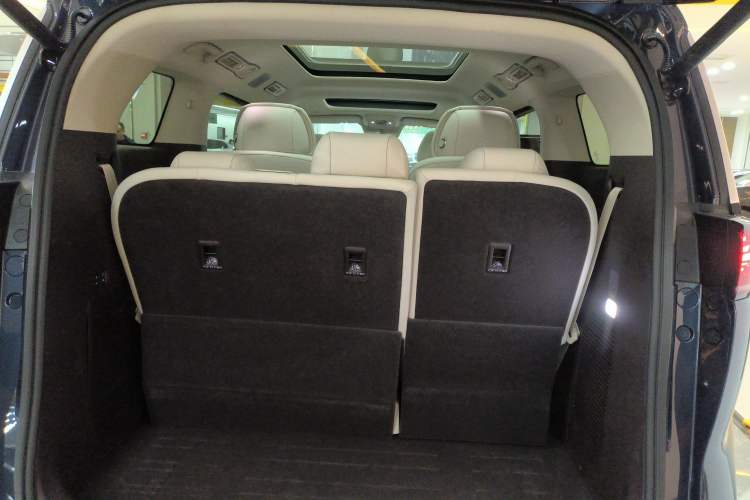 Used Denza D9 2025 DM-i Smart Drive 1020 Four-Wheel Drive Deluxe Model Trunk