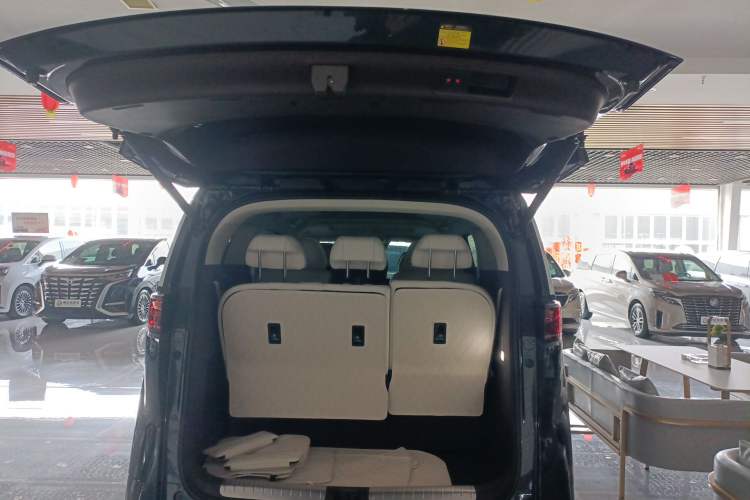 Used Denza D9 2025 DM-i Intelligent Drive 1020 Four-Wheel Drive Prestige Model Trunk