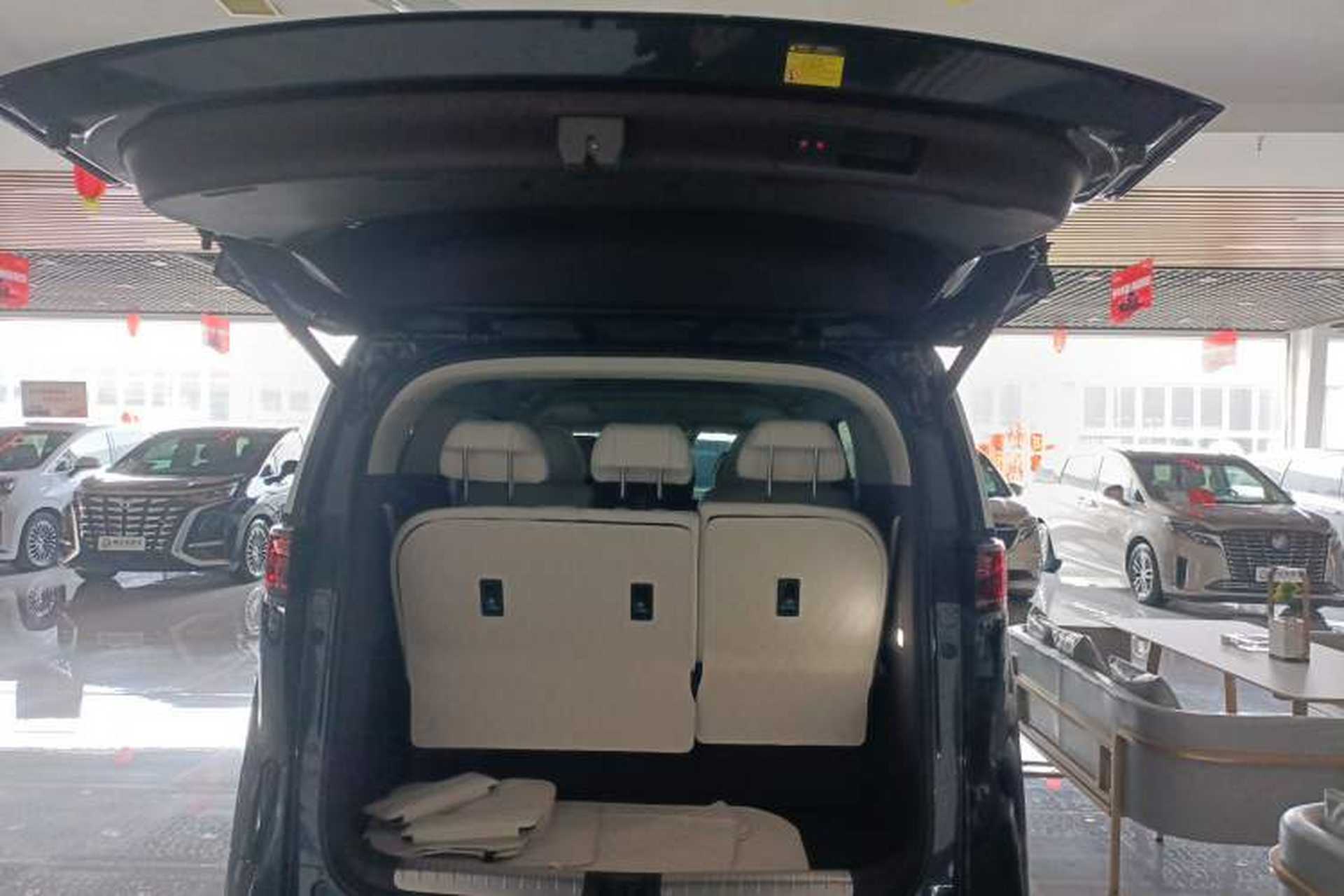 Used Denza D9 2025 DM-i Intelligent Drive 1020 Four-Wheel Drive Prestige Model Trunk