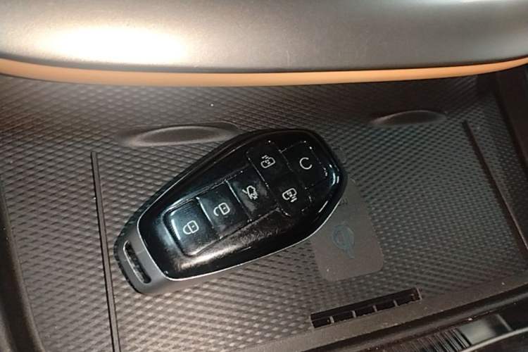 Used Denza D9 2025 DM-i Intelligent Drive 1020 Four-Wheel Drive Flagship Model Vehicle Key