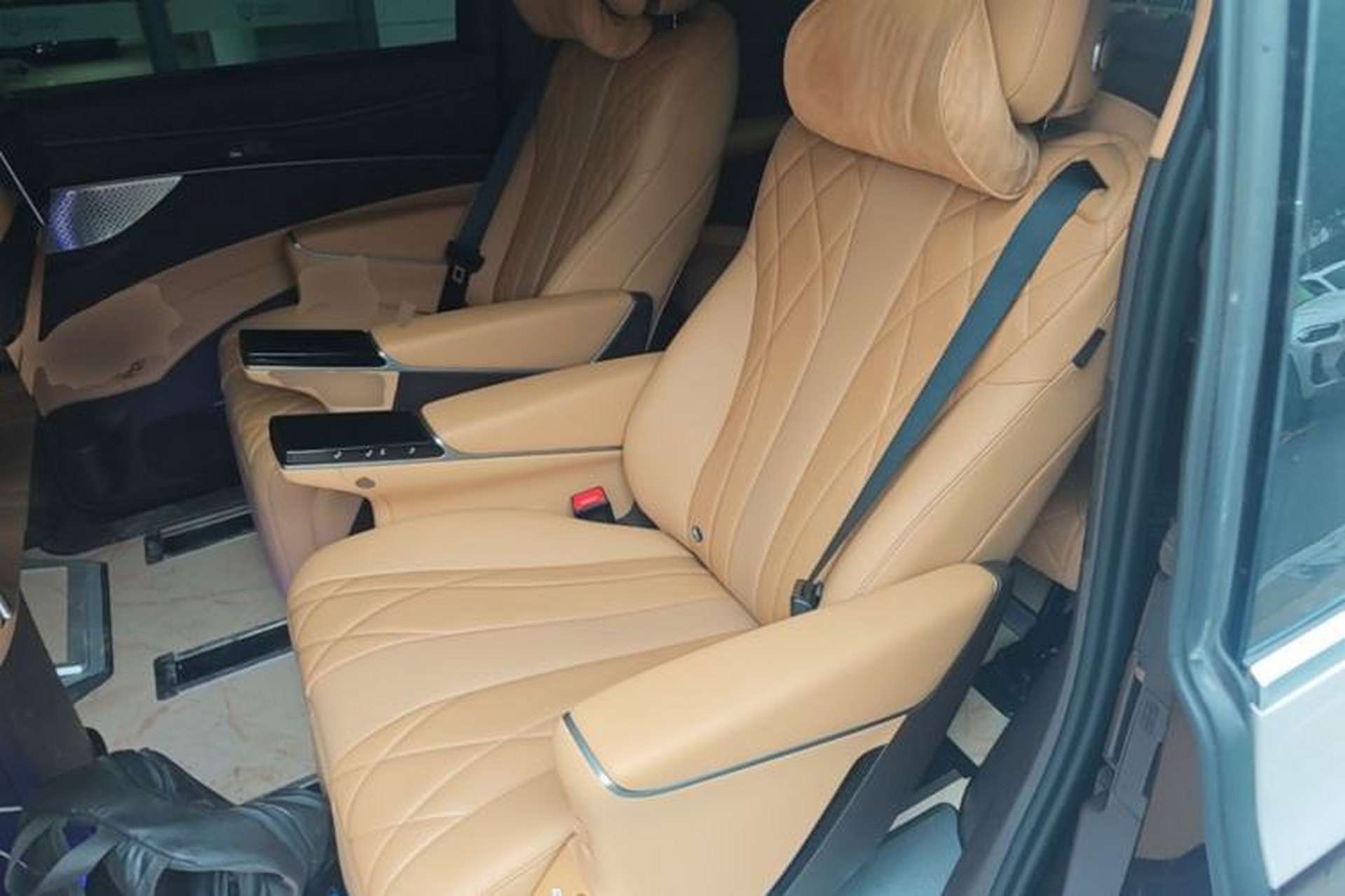 Used Denza D9 2025 Model DM-i Four-Wheel Drive Supreme Edition Left Rear Seat