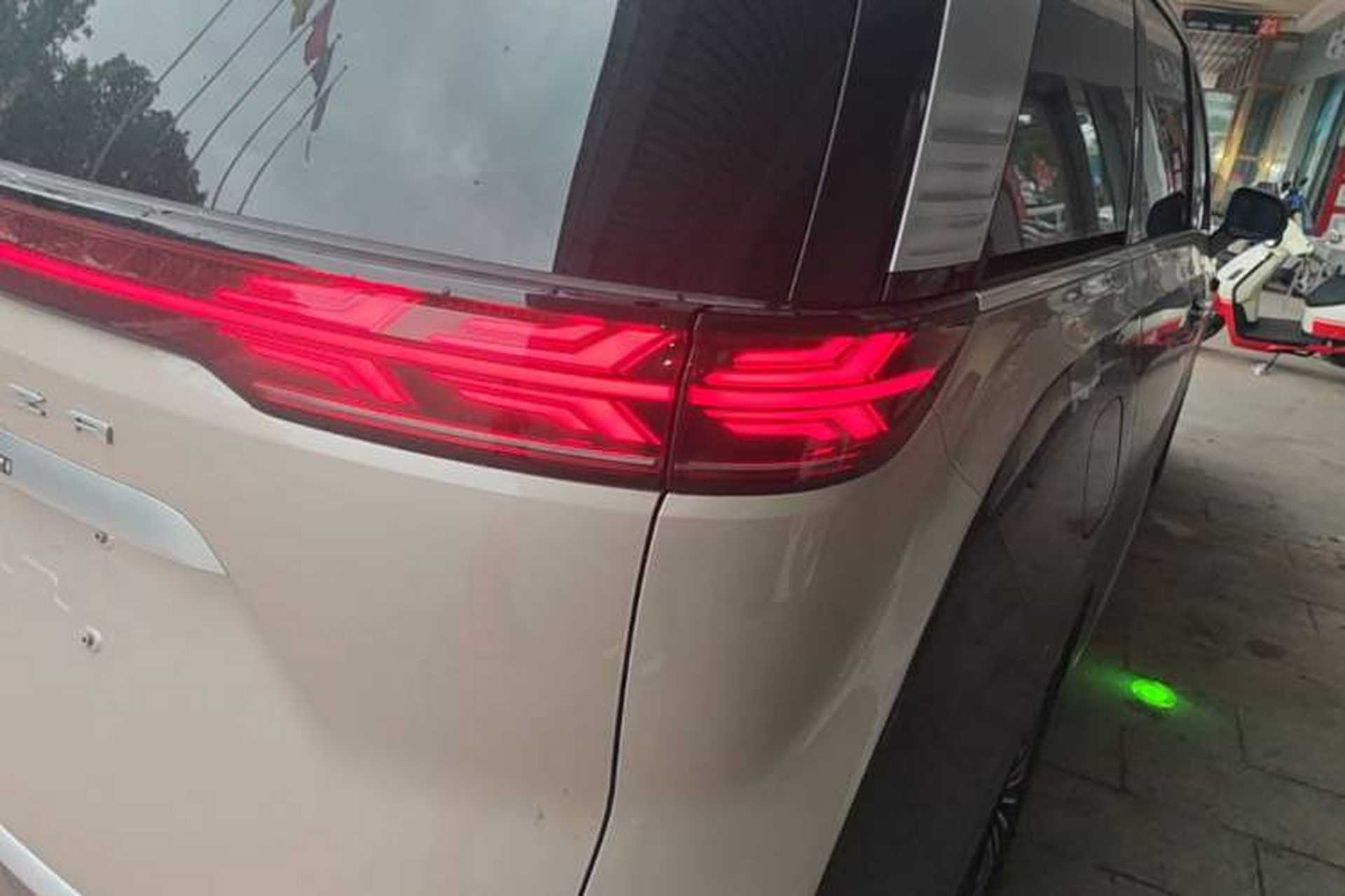 Used Denza D9 2025 Model DM-i Four-Wheel Drive Supreme Edition Right Rear Taillight