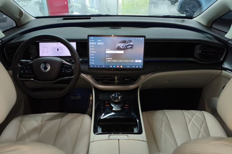 Used Denza D9 2025 DM-i Intelligent Drive 1020 Four-Wheel Drive Prestige Model Center Console