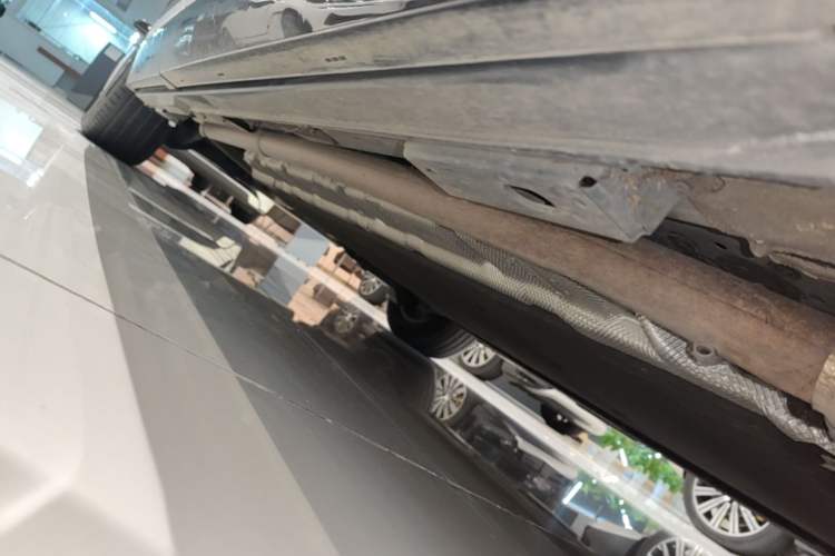Used Denza D9 2025 DM-i Intelligent Drive 1020 Four-Wheel Drive Flagship Model Chassis Front Right