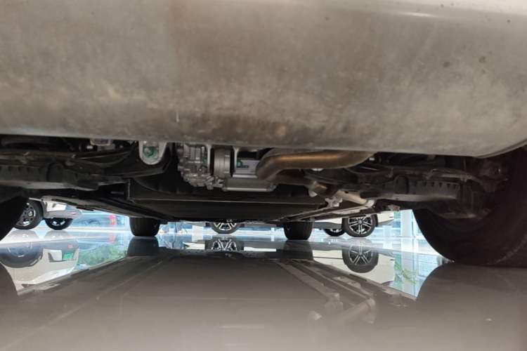 Used Denza D9 2025 DM-i Intelligent Drive 1020 Four-Wheel Drive Flagship Model Chassis Rear