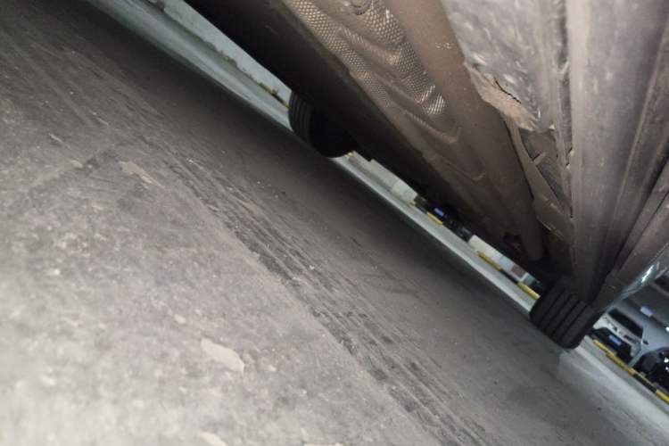 Used Denza D9 2025 DM-i Smart Drive 1020 Four-Wheel Drive Deluxe Model Chassis Rear Right