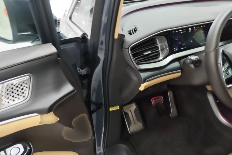 Used Denza D9 2025 DM-i Intelligent Drive 1020 Four-Wheel Drive Flagship Model Driver Seat
