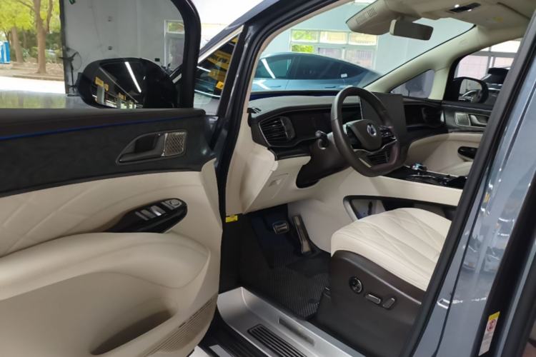 Used Denza D9 2025 DM-i Intelligent Drive 1020 Four-Wheel Drive Prestige Model Driver Seat