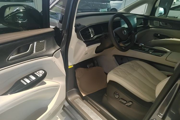Used Denza D9 2025 DM-i Intelligent Drive 1020 Four-Wheel Drive Prestige Model Driver Seat