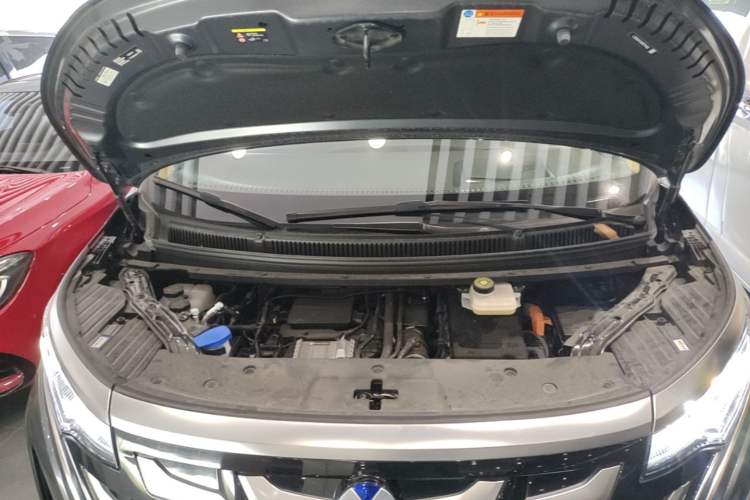 Used Denza D9 2025 DM-i Intelligent Drive 1020 Four-Wheel Drive Flagship Model Engine Bay